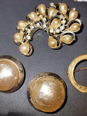 Vintage Gold Tone Jewelry Lot - 3pc Set Baroque Pearl Clip On Earrings Brooch